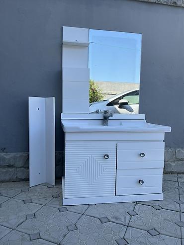 hamam ucun aksessuarlar: Ağ rəngli hamam mebeli dəsti – güzgülü üst modul, keramik əl-üz yuyan — 1