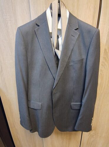 Kostyumlar: 4 eded kostyum ve 3 eded pencəklər hamsi brend mallardi sadəcə razmer — 4