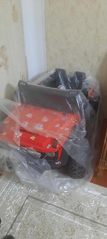 uşaq arabası satılır: Uşaq arabası.450 azn 2 dəfə sürülüb. 12 volt,4 motor. Pultla və özü — 1