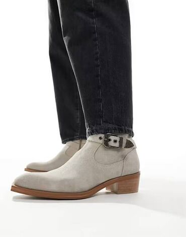 Botinkalar: ASOS DESIGN heeled cuban boot in grey suede with western buckle and