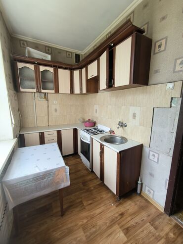 дом токмок квартира: 2 бөлмө, 55 кв. м, Сталинка, 3 кабат, Эски ремонт