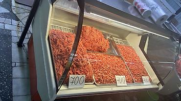 Фарш мясной, охлаждённый, в витрине магазина. - Несколько