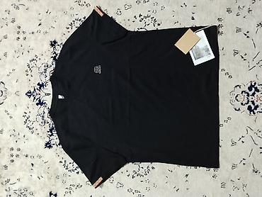 Футболки: Черная футболка с минималистичным логотипом спереди. - Цвет: черный - — 1