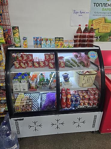 Витринный холодильный прилавок (гастро/кондитерский) с выгнутым