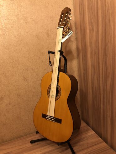 4 струнная гитара маленькая: Классическая гитара, Yamaha