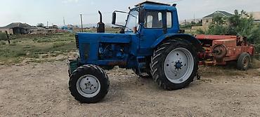 traktor mtz 80: Mavi traktor + pres yığan qoşqu - Güclü təkərli traktor, kabinli, ön — 3