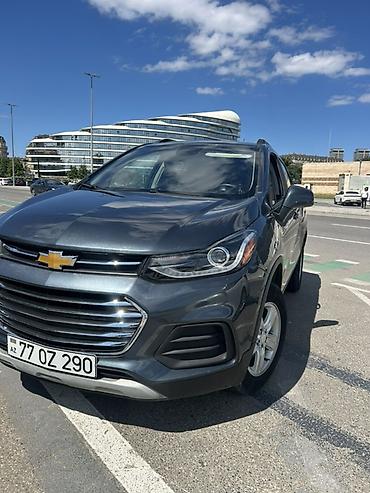 07 şəkilləri yüklə: Chevrolet Trax kompakt krossover. Tünd boz rəngli кузов, 5 qapılı SUV — 4