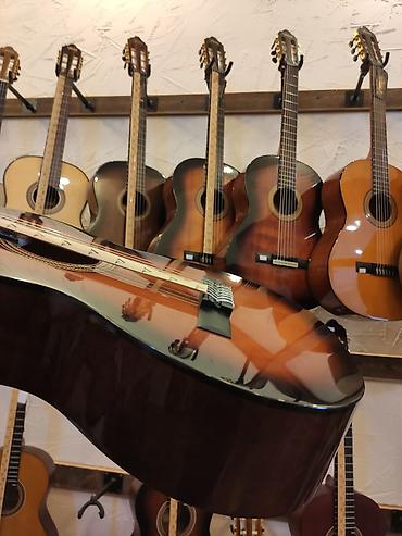 valencia gitara: Klassik gitara Model:Valencia VC263CSB Simlərin sayı: 6 Üst:Sitka — 4