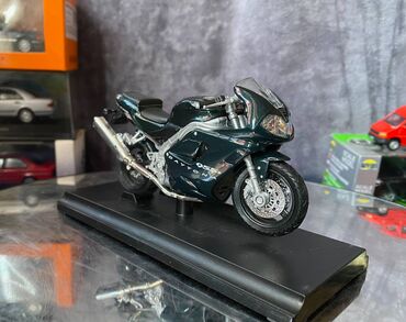 Avtomobil modelləri: Коллекционная модель Triumph Daytona 955i dark Green 1997 Welly Scale — 8