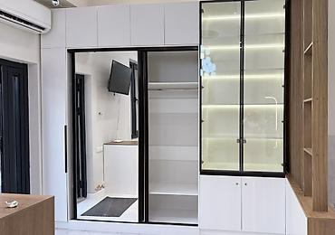 standing mirror: Встроенный модульный шкаф-гардероб с витриной и LED‑подсветкой. - — 1