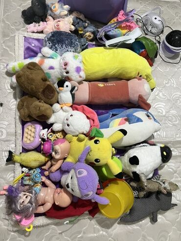 навесные игрушки на кроватку: Игрушки все за 1200,лабубу 4 шт,каждая стоило 800с,все в отличном