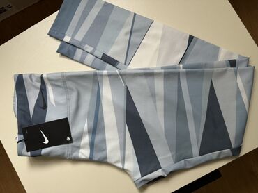 спортивный купальник с закрытой спиной: Эластичные женские леггинсы Nike с абстрактным принтом в сине-серых