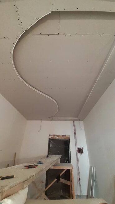 Alçipan: Peşəkar alcipan ustası Alçipan işləri görülür: • Arakəsmə • Asma tavan — 8