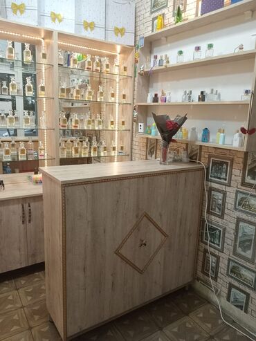 Манекены: Ağac materialdan hazırlanmış bu mağaza sayğacı, ətraf mühitlə
