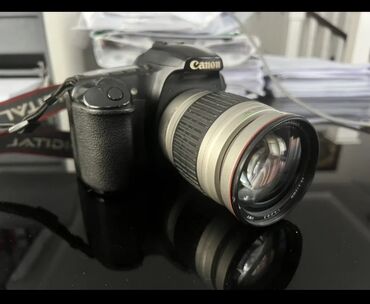 зарядник canon: Цифровой зеркальный фотоаппарат Canon с установленным объективом