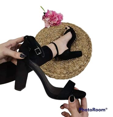 Sandale: 2700
36 do 41 — 10