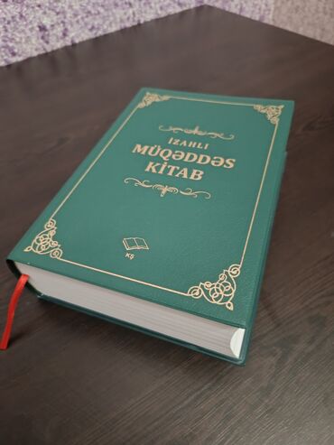 sürücülük kitabı pdf 2021: İzahlı Bibliya. Yaşıl rəngli qabığı və qızılı naxışları ilə seçilən