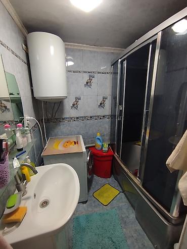 Продажа коттеджей и домов: Срочно продам дом 🏠, район Кызыл Аскер, в доме 7 комнат, 2 — 17