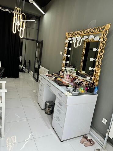 Salon masaları: Makiyaj üçün masa, Güzgülü