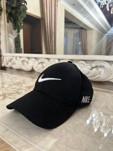 шапка женская черная: Черная бейсболка Nike с вышитым белым логотипом спереди и надписью