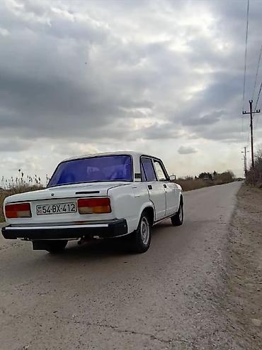 vaz 2115 ehtiyat hisseleri: VAZ 2107 sedan – klassik ağ rəngdə, 4 qapılı, arxa ötürücülü. Xarici — 2