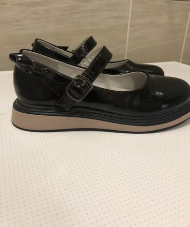 Детская обувь: Б/У туфли!Очень в хорошем состоянии!Сзади на пятке расположен — 11