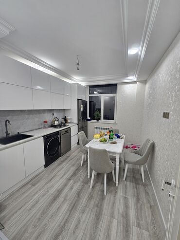 sabuncu qesebesinde satilan evler: Bakıxanov qəs., 2 otaqlı, Yeni tikili, m. Neftçilər, 74 kv. m