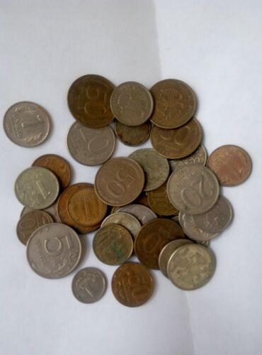 Sikkələr: Dəmir pullar. Qiymət 1-3man arası. 1 ədəd gümus pul -8man. Vatsap — 4