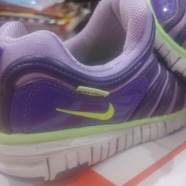 Кроссовки и спортивная обувь: Nike