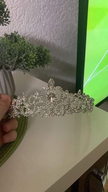 Aksesoari za kosu: Krune sve po 1400din na lalafo.rs — 8 Aksesoari za kosu: Krune sve po 1400din — 8