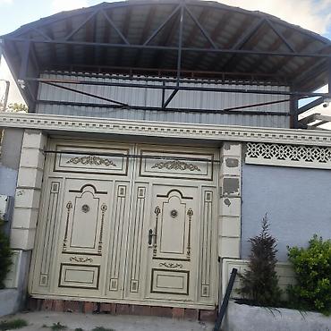Həyət evləri və villaların satışı: Satılır – həyət evi - Hündür hasarlı və dekorativ elementlərlə — 1