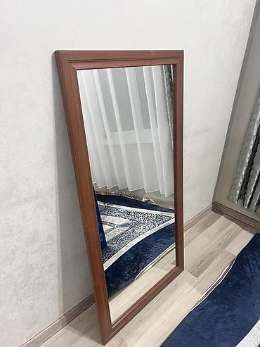 standing mirror: Настенное/напольное зеркало в прямоугольной деревянной раме. Размер — 1