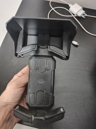 Günəşlik və möhkəm tutacaqla təchiz olunmuş moto telefon tutacağı