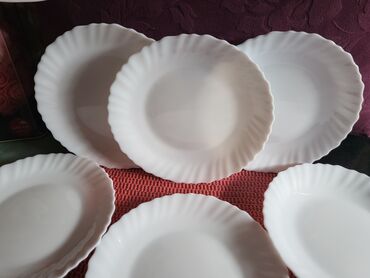 Kuhinjski setovi: Tanjiri novi od arkopala. Tanjiri plitki od arkopala. Bili su — 5