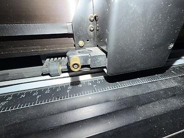 Рекламное оборудование: Режущий плоттер Rabbit (Cutting Plotter) на напольной стойке. - — 4