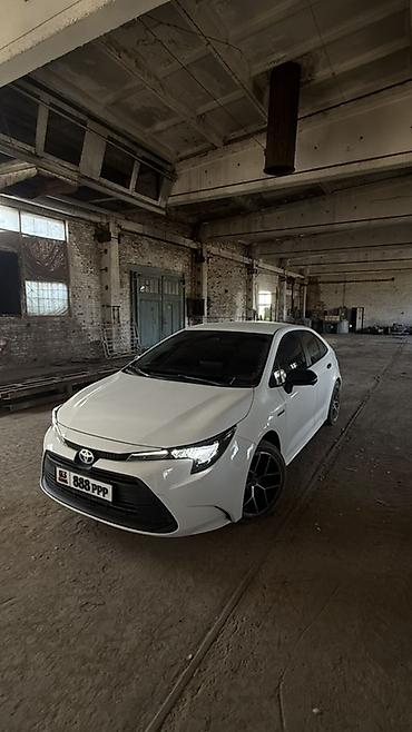 Toyota Corolla: 2023 г., 1.8 л, Вариатор, Гибрид, Седан