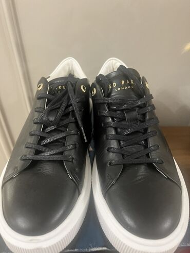Ayaqqabılar: Ted Baker London brendindən olan bu qara rəngli krossovkalar qara