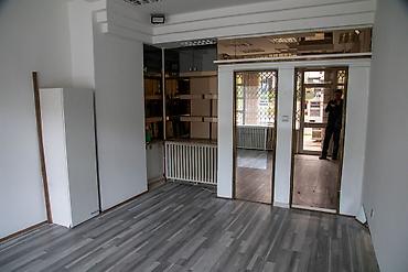 prodavnica amblema: Lokal ima izlog prema ulici, nalazi se preko puta benzinske pumpe na — 3