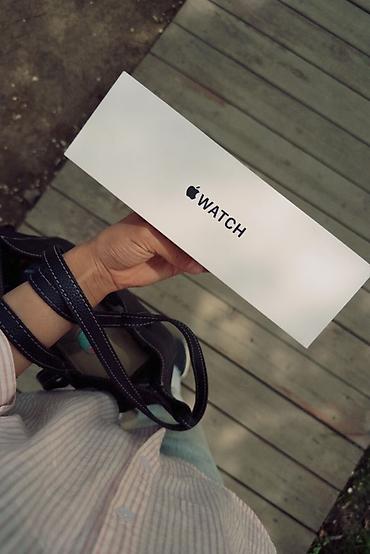 bt fm modulator: Apple Watch с прямоугольным дисплеем и светлым спортивным ремешком — 3