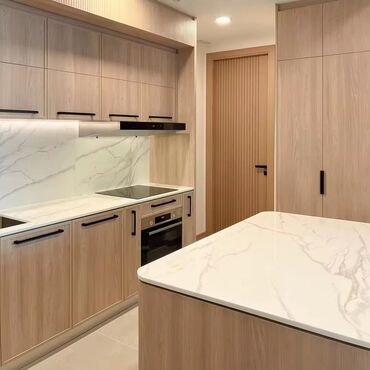 стол из массива дерева: Mərmər naxışlı müasir mətbəx komplekti - Dizayn: Açıq ağac