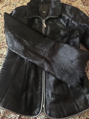 tuklu kurtka: Qadınlar üçün qara kürk gödəkçə - Model: beldən yığma, uzunsov siluet — 2