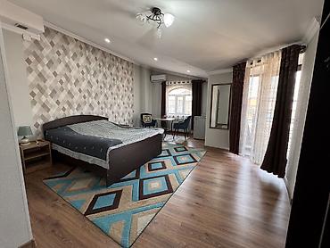 Посуточная аренда комнат: Сдаются просторные номера в гостевом доме с внутренним двориком. - — 3