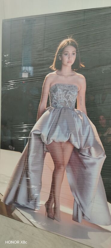 tac wekilleri: Böyük ölçülü dekorativ tablo – podiumda gümüşü balo/gecə paltarı