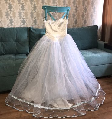 свадебные и вечерние платья: Свадебное платье с пышной юбкой. Корсаж из атласа, украшен бисером