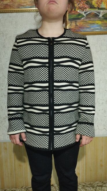 шерстяное пальто: Продаю кардиган шерстяной (тёплую кофту) на девочку. Длина - 61 см