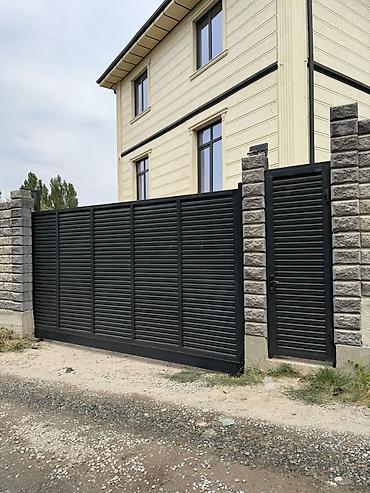 Распашные ворота: Металлические распашные ворота с калиткой (модульные панели) - — 94