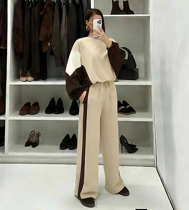 Gornji i donji deo: Dvončani ženski komplet – duks i široke pantalone - Kroj: opušten — 10