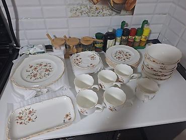 Фарфоровый костяной столовый набор с цветочным декором и золотистой at lalafo.kg Фарфоровый костяной столовый набор с цветочным декором и золотистой