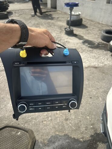 Digər avtoelektronika: Avtomobil üçün nəzərdə tutulmuş bu multimedia sistemi qara rəngdədir