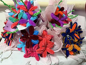 Цветы из синельной проволоки: Яркие декоративные букеты из мягких плюшевых «проволочных» цветов. - — 6